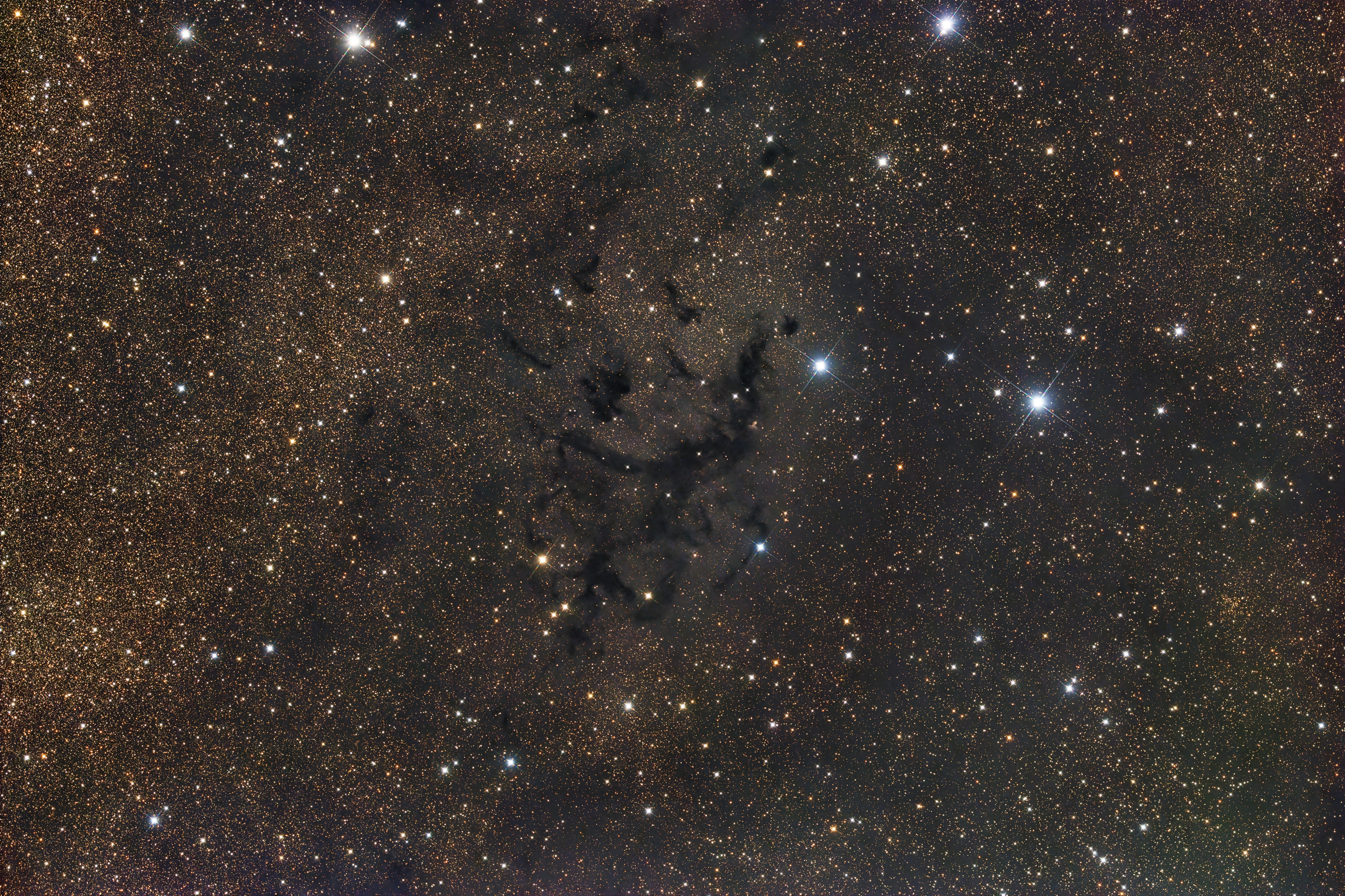 Lynds Dark Nebula (LDN673) ist ein Molekülwolkenkomplex im Sternbild Adler (Aquila), im sogenannten Aquila Rift